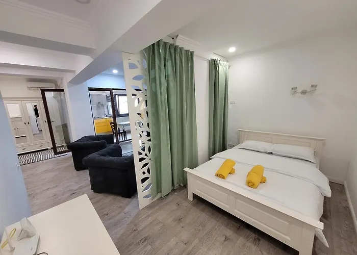 Yellow 18 Apartment *